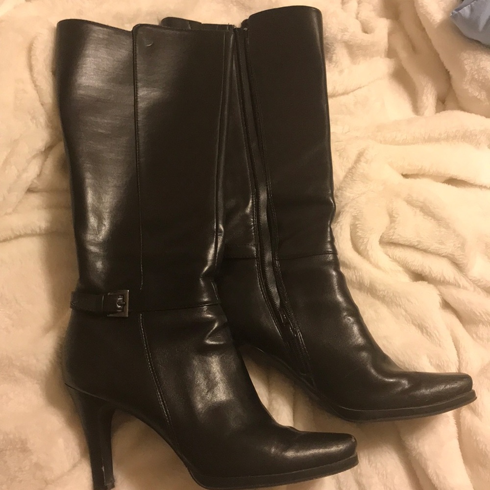 Below knee black heel boots